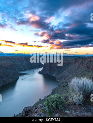 Sunset colors the clouds over the Cove Palisades, deschutes river surronded by steep cliffs canyon Stock Photo