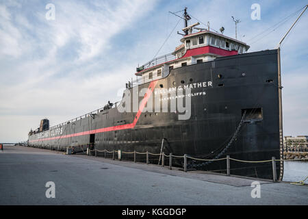 STEAMSHIP WILLIAM G. MATHER LAKE FREIGHTER MUSEUM WATERFRONT QUAY ...