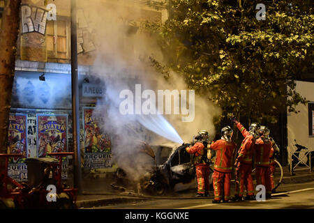 Julien Mattia / Le Pictorium -  Car on fire -  08/11/2017  -  France / ? haut de seine ? / Malakoff  -  Paris firefighters extinguish a burnt car in Malakoff. Of unknown origin the engine fire threatens an abandoned building, forcing the Paris fire to intervene in the building after extinguishing the fire. Stock Photo