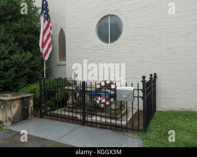 Tomb of the Unknown Soldier of the American Revolution in the churchyard Burial Ground of the Old Presbyterian Meeting House, Alexandria, USA. Stock Photo