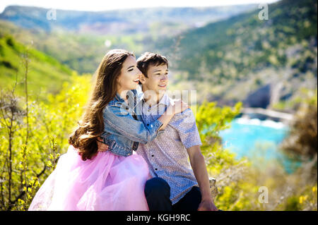 https://l450v.alamy.com/450v/kgh9rc/young-beautiful-couple-of-hipsters-walking-in-the-park-love-relationship-kgh9rc.jpg