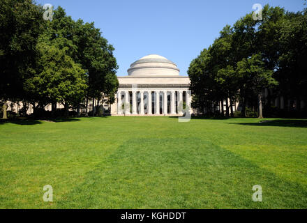 Killian Court and Building 10, with its iconic great dome and classic style colonnade at MIT, Cambridge, Massachusetts Stock Photo