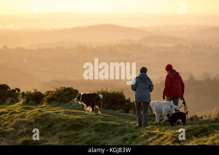 Flintshire, North, UK. 8th Nov, 2017. UK Weather. A cold frosty start for some today after a day's rain yesterday and clearing skies for the rest of the day. Dog walkers dressed for the freezing weather taking a sunrise walk with their dogs along the ridgeline of Moel-y-Gaer and Iron Age hillfort near Rhosesmor Credit: DGDImages/Alamy Live News Stock Photo