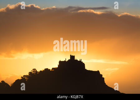 Longrock, Cornwall, UK. 8th Nov, 2017. UK Weather. Whilst the east of Cornwall had early morning frosts, in the far west overnight cloud cover kept the temperature at sunrise around 8 degrees C. Credit: Simon Maycock/Alamy Live News Stock Photo