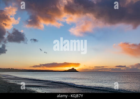 Longrock, Cornwall, UK. 8th Nov, 2017. UK Weather. Whilst the east of Cornwall had early morning frosts, in the far west overnight cloud cover kept the temperature at sunrise around 8 degrees C. Credit: Simon Maycock/Alamy Live News Stock Photo
