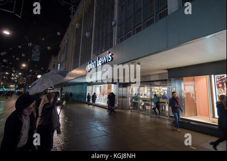 Oxford Street, London, UK. 7th Nov, 2017. Thousands turn up to London's West End to watch the annual Christmas lights switch-on at 18.15pm in Oxford Street. Shoppers with umbrellas outside John Lewis Oxford Street before the event. Credit: Malcolm Park/Alamy Live News.