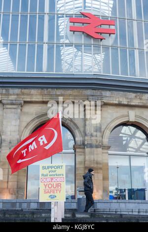 Liverpool, UK. 8th Nov, 2017. RMT Union Strike action causes travel ...