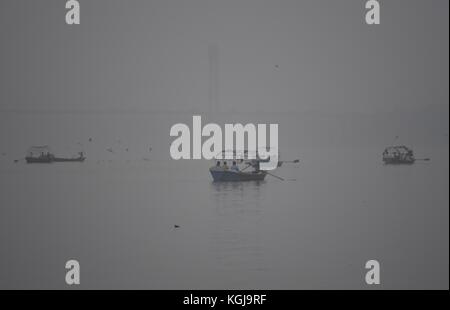 Allahabad, Uttar Pradesh, India. 8th Nov, 2017. Allahabad: Boatman row his boat through smog at Sangam, The confluence of River Ganga, Yamuna and Mythological Saraswati in Allahabad on 08-11-2017. Credit: Prabhat Kumar Verma/ZUMA Wire/Alamy Live News Stock Photo