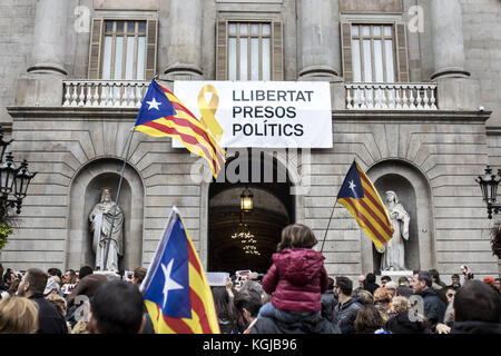 Barcelona, Barcelona, Spain. 8th Nov, 2017. Protesters seen displaying the Catalan independence flag during the rally.Tens of thousands of protesters gathered in Saint Jaume square to rally and participate in the general strike in support of the Catalan political prisoners and against the intervention of the Spanish states in Catalonia. Credit: Victor Serri/SOPA/ZUMA Wire/Alamy Live News Stock Photo