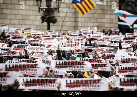 Barcelona, Barcelona, Spain. 8th Nov, 2017. Protesters seen displaying banners which read ''Free the political prisoners'' during the rally.Tens of thousands of protesters gathered in Saint Jaume square to rally and participate in the general strike in support of the Catalan political prisoners and against the intervention of the Spanish states in Catalonia. Credit: Victor Serri/SOPA/ZUMA Wire/Alamy Live News Stock Photo