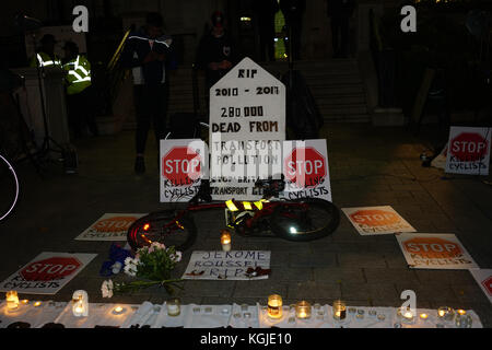 London, England, UK. 8th November 2017. Vigil the dead of cyclist Jerome Roussell outside Islington Town Hall and demand a safer for cyclist and HGVs driver must be renewed is new licensing for cyclist safety cause mostly by heavy vehicles. Credit: See Li/Alamy Live News Stock Photo