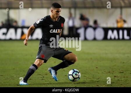 Santos, Brazil. 08th Nov, 2017. Paulinho during the match between Santos and Vasco held at the Estádio Urbano Caldeira, Vila Belmiro, in Santos. The match is valid for the 33rd round of the Brasileirão 2017. Credit: Marco Galvão/FotoArena/Alamy Live News Stock Photo