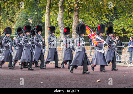 Soldiers of the 1st battalion Coldstream guards march along the Mall on their way to change the guard at St James palace, London, sunday 5th november  Stock Photo