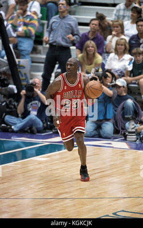 Michael Jordan competing for the NBA Chicago Bulls during the 1997 NBA Finals . Stock Photo