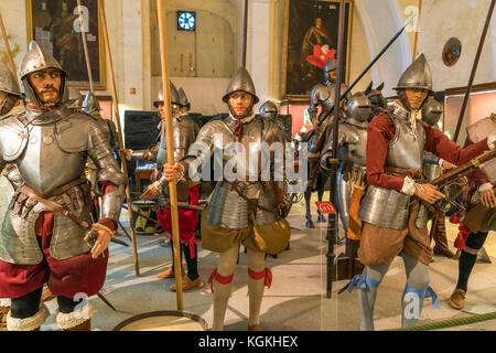 Histotische Rüstungen in der Waffenkammer Palace Armoury, Großmeisterpalast, Valletta, Malta |  historic  suits of armour, Palace Armoury, Grandmaster Stock Photo