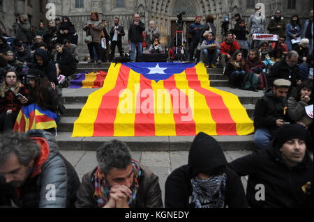 Barcelona, Spain. 08th Nov, 2017. Demonstration during a general strike to claim for the liberation of political prisoners. 8th november 2017. Cathedral Square, Barcelona, Catalonia, Spain. credit: Alberto Paredes Credit: Alberto Paredes/Alamy Live News Stock Photo