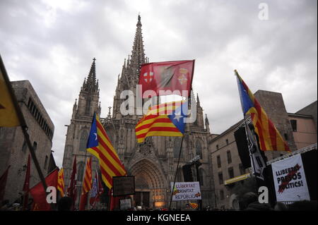 Barcelona, Spain. 08th Nov, 2017. Demonstration during a general strike to claim for the liberation of political prisoners. 8th november 2017. Cathedral Square, Barcelona, Catalonia, Spain. Credit: Alberto Paredes/Alamy Live News Stock Photo