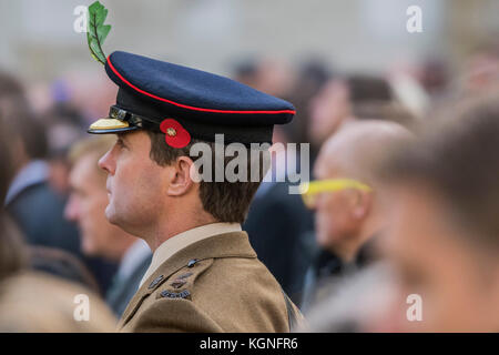 Westminster Abbey, London, UK. 9th Nov, 2017. Prince Harry visits the Field of Remembrance at Westminster Abbey and meets the Dean of Westminster, the President of The Poppy Factory and the National President of The Royal British Legion. He laid a Cross of Remembrance in front of wooden crosses from the Graves of Unknown British Soldiers. After the ‘Last Post' and a two minutes' silence he met veterans. Credit: Guy Bell/Alamy Live News