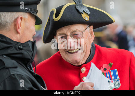 Westminster Abbey, London, UK. 9th Nov, 2017. A Chelsea Pensioner shares a joke with one of the Abbey security team - Prince Harry visits the Field of Remembrance at Westminster Abbey and meets the Dean of Westminster, the President of The Poppy Factory and the National President of The Royal British Legion. He laid a Cross of Remembrance in front of wooden crosses from the Graves of Unknown British Soldiers. After the ‘Last Post' and a two minutes' silence he met veterans. Credit: Guy Bell/Alamy Live News Stock Photo