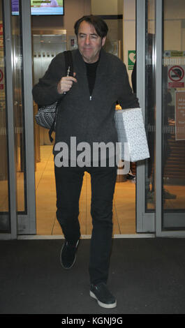 London, UK. 9th Nov, 2017. Jonathan Ross seen leaving the BBC Radio Two Studios in London Credit: Stock Photo