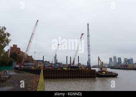 London, UK. 9th November 2017. Construction work at the Thames Tideway supersewer construction site in King Edward Memorial Park on the River Thames. A construction incident occurred where a jacked up barge partially collapsed and became submerged last night, 8th November 2017, which resulted in emergency services working through the night to stabilise it. Two blocks of residents at the Free Trade Wharf flats next to the site were evacuated and a pollice exclusion cordon put in place for 24 hours. Credit: Vickie Flores/Alamy Live News Stock Photo