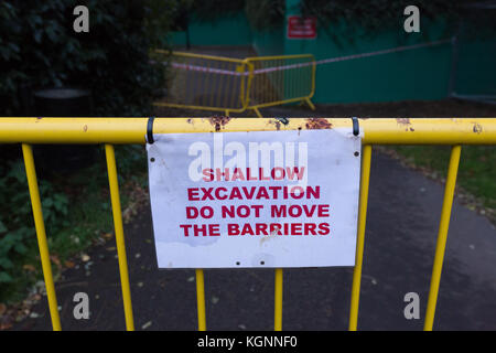 London, UK. 9th November 2017. A 'Shallow Evacuation' sign at the Thames Tideway supersewer construction site in King Edward Memorial Park on the River Thames. A construction incident occurred where a jacked up barge partially collapsed and became submerged last night, 8th November 2017, which resulted in emergency services working through the night to stabilise it. Two blocks of residents at the Free Trade Wharf flats next to the site were evacuated and a pollice exclusion cordon put in place for 24 hours. Credit: Vickie Flores/Alamy Live News Stock Photo