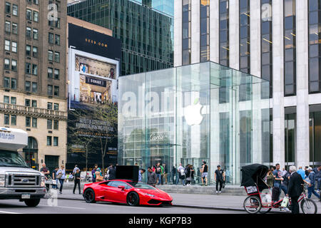 Flagship Apple Store on 5th Avenue in New York Stock Photo