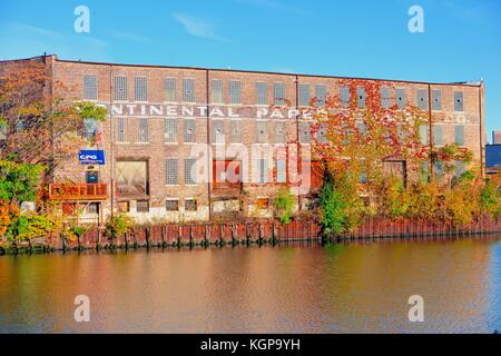 Water in the South Branch of the Chicago River creates a reflection of the ivy-covered warehouse. Chicago, Illinois, USA. Stock Photo