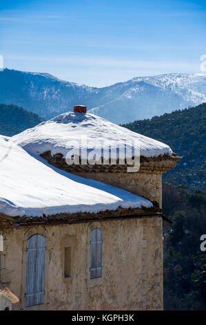Alpes-de-Haute-Provence (04), Eoulx. Toits eneigés du chateau datant du XVIIème siècle // France. Alpes-de-Haute-Provence (04), Eoulx. Snowy roof of t Stock Photo