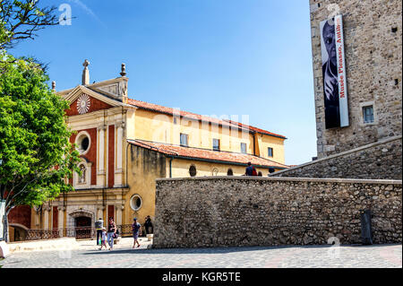 Alpes-Maritimes (06), Antibes. Place Mariejol. Le musée Picasso située dans le chateau Grimaldi à coté de la cathédrale Stock Photo