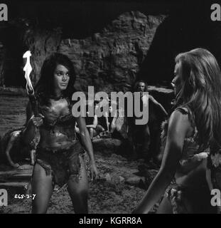 ONE MILLION YEARS BC MARTINE BESWICK,RAQUEL WELCH OMY 026 Stock Photo
