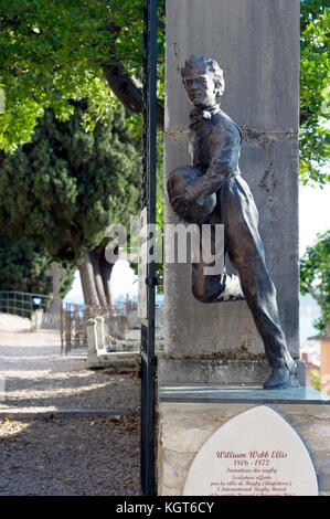 Alpes-Maritimes (06), Menton. Statue de William Webb Ellis l'inventeur du rugby à l'entrée du cimetière de l'ancien château // France. Alpes-Maritimes Stock Photo