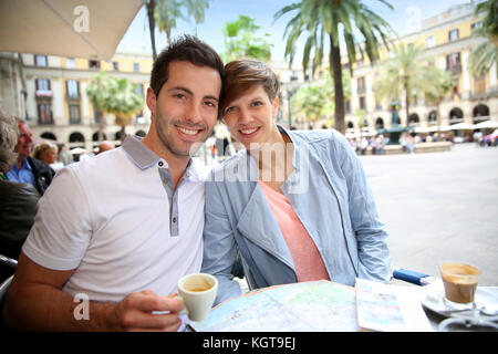 http://l450v.alamy.com/450v/kgt9ej/couple-in-barcelona-sitting-at-restaurant-table-in-plaza-real-kgt9ej.jpg