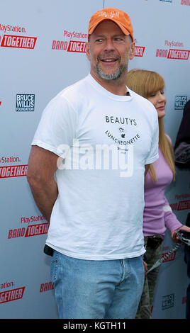 Bruce Willis at the Bruce Willis Foundation presenting the Playstation BandTogether at the Smashbox Studio in Los Angeles. December 10, 2005.Bruce Willis -  = People,  Three quarters, Premiere, Awards show,  Arrival, Red Carpet Event, Vertical, Smiling, Film Industry,  USA, Movie actor, movie celebrity, Artist, Celebrity, Looking At Camera, Photography, Arts Culture and Entertainment,  Attending an event,  Bestof, One Person, Stock Photo