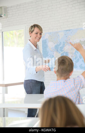 Teacher in classroom teaching geography to pupils Stock Photo