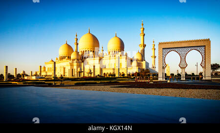 The imposing Sheikh Zayed Grand Mosque in Abu Dhabi Stock Photo