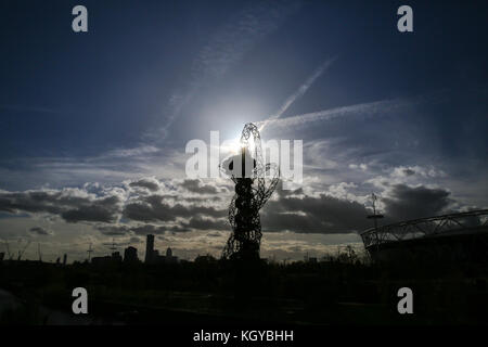 Stratford City. London, UK. 10th Nov, 2017. UK Weather. ArcelorMittal Orbit against blue skies on a sunny day in the capital. Credit: Dinendra Haria/Alamy Live News Stock Photo