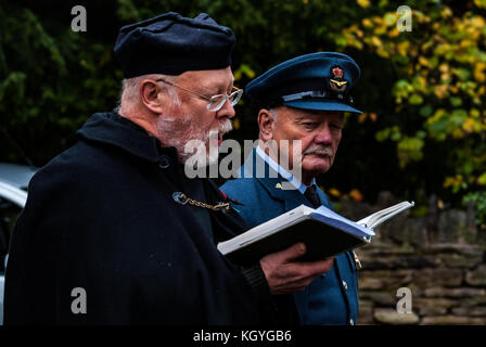 Leominster, UK. 11th Nov, 2017. Reverend Mike Kneen addresses crowds who gather around the cenotaph to mark the 11th hour of the 11th day of the 11th month, 99 years after peace was declared at the same time in 1918 marking the end of four years of world war in Leominster on November 11th 2017. Credit: Jim Wood/Alamy Live News Stock Photo