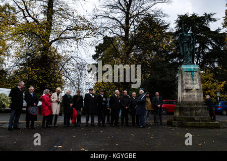 Leominster, UK. 11th Nov, 2017. Mayor of Leominster Roger Pendleton and local dignatories gather around the cenotaph to mark the 11th hour of the 11th day of the 11th month, 99 years after peace was declared at the same time in 1918 marking the end of four years of world war in Leominster on November 11th 2017. Credit: Jim Wood/Alamy Live News Stock Photo