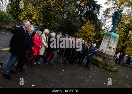 Leominster, UK. 11th Nov, 2017. Crowds gather around the cenotaph to mark the 11th hour of the 11th day of the 11th month, 99 years after peace was declared at the same time in 1918 marking the end of four years of world war in Leominster on November 11th 2017. Credit: Jim Wood/Alamy Live News Stock Photo