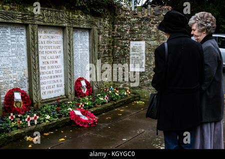 Leominster, UK. 11th Nov, 2017. Locals take a moment to look at the wreaths as crowds gather around the cenotaph to mark the 11th hour of the 11th day of the 11th month, 99 years after peace was declared at the same time in 1918 marking the end of four years of world war in Leominster on November 11th 2017. Credit: Jim Wood/Alamy Live News Stock Photo