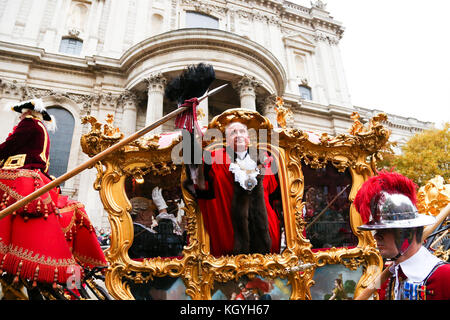 St Paul's Cathedral. London. UK. 11 Nov 2017 - Lord Mayor, Charles Bowman waves at the public after been blessed.   The Lord Mayor's Show, now in its 802nd year, makes its way from the City of London to the Royal Courts of Justice today in a display of pageantry featuring a 6,500 strong procession. The Lord Mayor's Show is London's biggest annual display of marching bands, with 20 of the country's finest taking part. Credit: Dinendra Haria/Alamy Live News Stock Photo
