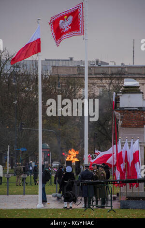 Warsaw, Poland. 11th Nov, 2017. Flags are raised and an eternal flame burns for a ceremony of remembrance at the Monument to the unknown soldier for Polish independence day, Warsaw, Poland. Warsaw 11 Nov 2017. Credit: Guy Bell/Alamy Live News Stock Photo