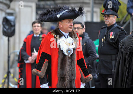 London, UK. 11th Nov, 2017. Charles Bowman, The Lord Mayor, arrives at St. Paul's Cathedral during The Lord Mayor's Show, the oldest and grandest civic procession in the world. For over 800 years, the newly elected Lord Mayor of London makes his or her way from the City to distant Westminster to swear loyalty to the Crown. Credit: Stephen Chung/Alamy Live News Stock Photo