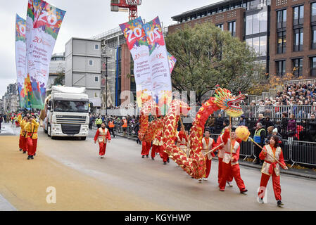 London, UK. 11th Nov, 2017. Participants from the Hong Kong Economic & Trade Office pass by St. Paul's Cathedral during The Lord Mayor's Show, the oldest and grandest civic procession in the world. For over 800 years, the newly elected Lord Mayor of London makes his or her way from the City to distant Westminster to swear loyalty to the Crown. Credit: Stephen Chung/Alamy Live News Stock Photo