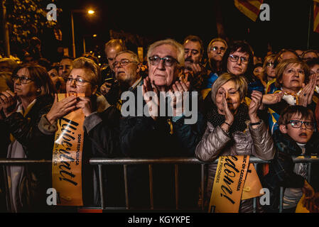 Barcelona, Spain. 11th Nov, 2017. Catalan separatists are deeply sad as relatives of the 8 jailed former Catalan government members explain their experiences during a mass protest demanding their release. Credit: Matthias Oesterle/Alamy Live News