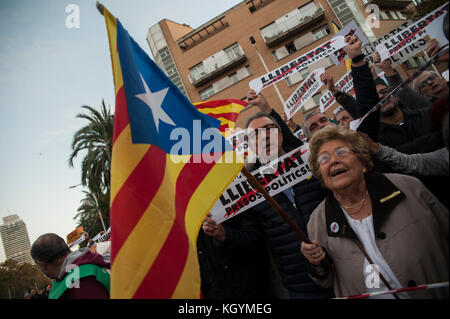 Barcelona, Spain. 11th Nov. 2017.   Independence movement associations and political parties called for a march to protest against the prison detentions of the Ousted Catalan Government. Credit: Charlie Perez/Alamy live News