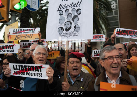 Barcelona, Spain. 11th Nov. 2017.   Independence movement associations and political parties called for a march to protest against the prison detentions of the Ousted Catalan Government. Credit: Charlie Perez/Alamy live News