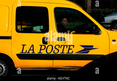 AJAXNETPHOTO. 2006. LOUVECIENNES, FRANCE.  - LA POSTE - FRENCH POST OFFICE MAIL DELIVERY VAN. PHOTO:JONATHAN EASTLAND/AJAX REF:D1 60604 944 Stock Photo