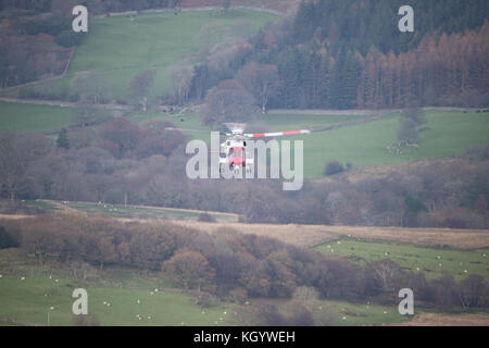 HM Coastguard Search & Rescue Helicopter Rescue 936, conducting low flying training in Snowdonia. Stock Photo